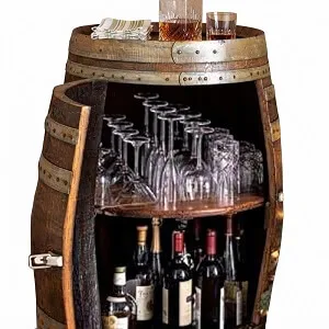 Mueble bar realizado con un barril completo con las copas y botellas