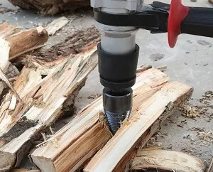 Taladro con punta de fuso para dividir la leña