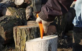 Maza y cuña para dividir la leña