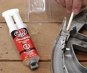 Reparando con pegamento de resina epoxi bicomponente