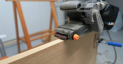 Lijado de los dos laterales juntos de la estructura del mueble arcade en mdf