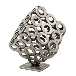Escultura simple realizada con arandelas soldadas con soldadura MMA formando un cubo.
