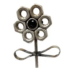 Escultura simple de una flor realizada con tuercas, utilizando soldadura eléctrica de electrodos.