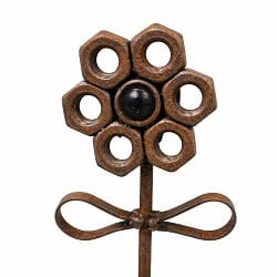 escultura-hierro-flor-tuercas-soldadura-electrica-electrodos Escultura de una flor realizada con tuercas, utilizando soldadura eléctrica de electrodos.