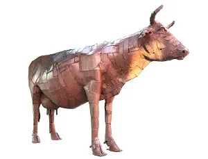Escultura de vaca realizada con chapas de hierro soldadas. Obra del escultor Javier Martínez Pérez. Se encuentra en Arties.