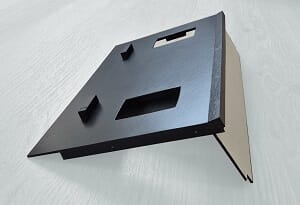 Tapa y soporte de los altavoces satélites y parte blanca donde van las tiras Leds de la marquesina. Es parte del mueble de la máquina arcade casera.